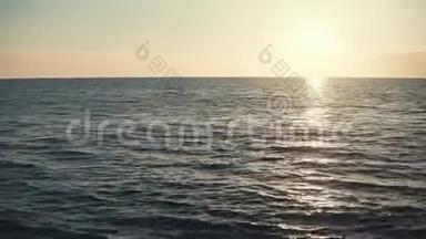 日落时美丽宁静的海景，太阳之路在表面